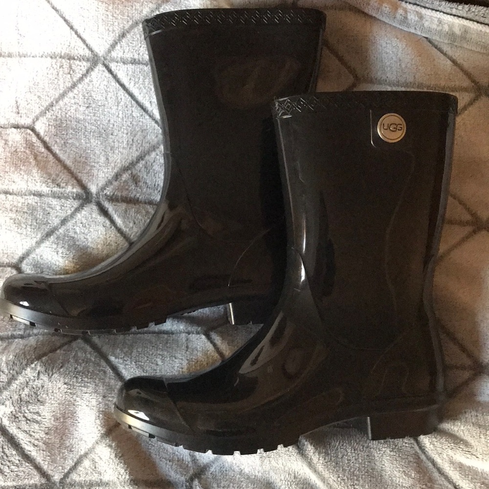 UGG women’s sheepskin lined insole rain boots